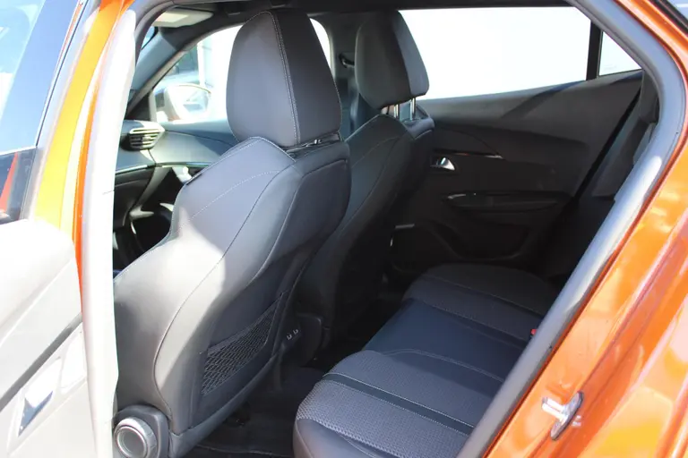 Peugeot 2008 1.2 PureTech GT 130PK Achteruitrijcamera, Navigatie, Cruise Control, Parkeersensoren afbeelding 15