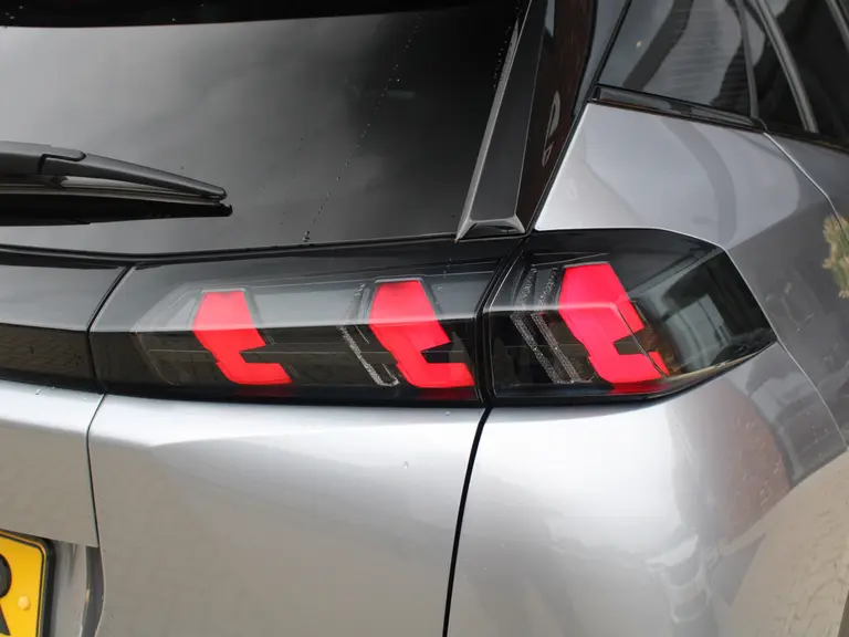 Peugeot 2008 1.2 PureTech 130PK EAT8 GT Pack Camera, Trekhaak, Dode hoekbewaking, Keyless entry afbeelding 12
