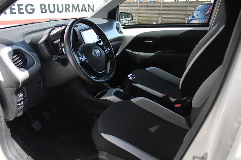 Toyota Aygo 1.0 VVT-i x-play Achteruitrijcamera, Bluetooth, Airco, Apple Carplay/Android Auto afbeelding 15
