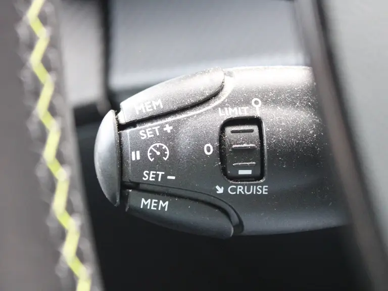 Peugeot 2008 GT-Line 1.2 PureTech 130PK Trekhaak, Navigatie, Achteruitrijcamera, Keyless Start, Parkeersensoren afbeelding 22