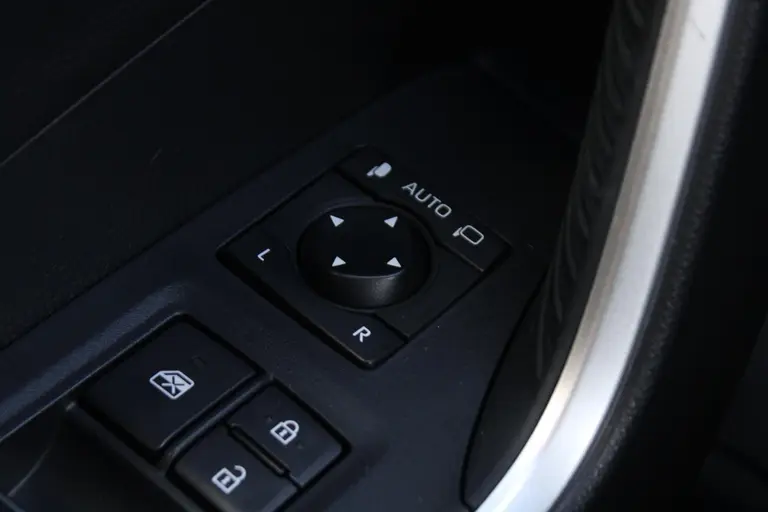 Toyota RAV4 2.5 Hybrid AWD Style 1.650 KG Trekgewicht, stuur- Camera, Parkeersensoren voor en achter afbeelding 32