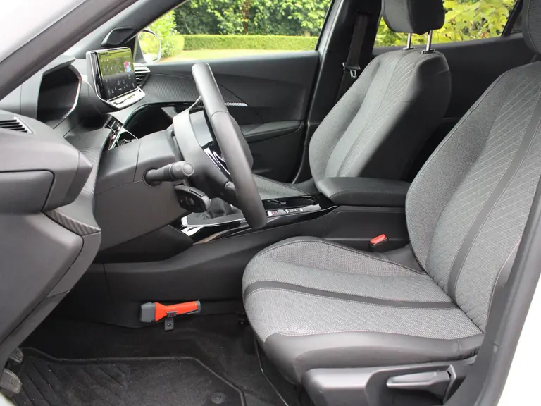 Peugeot 2008 Allure 1.2 PureTech 100PK Navigatie, Camera Achter, parkeerhulp voor en achter, Apple Carplay/Android auto draadloos afbeelding 32