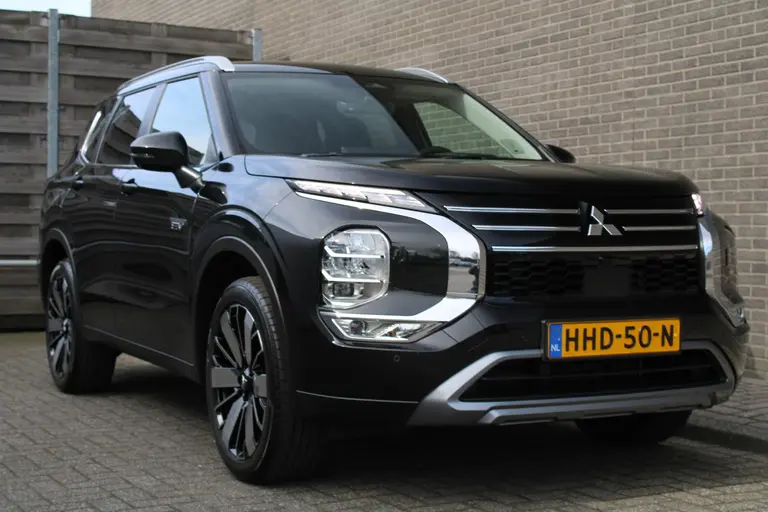 Mitsubishi Outlander 2.4 PHEV First Edition 20" LM velgen, Stuur+stoelverwarming, Standkachel, Premium audio, PDC V+A, Trekgewicht 1.600 KG. afbeelding 42