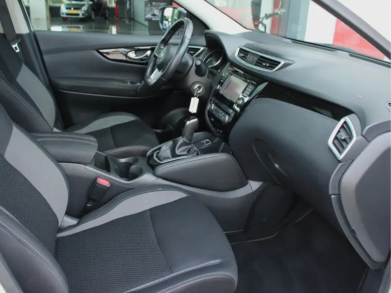 Nissan QASHQAI 1.2 N-Connecta Automaat Trekhaak, Panoramadak, Cruise en Climate Control, Achteruitrijcamera afbeelding 37