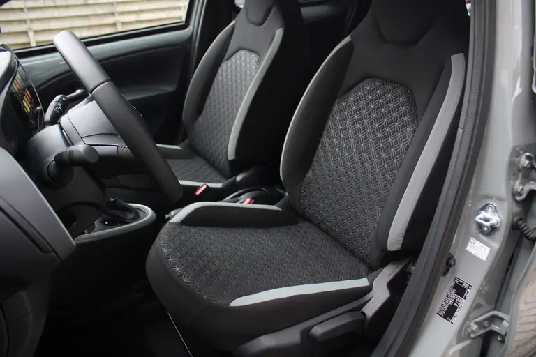 Toyota Aygo X 1.0 VVT-i S-CVT Pulse 73PK Automaat Achteruitrijcamera, Cruise Control Adaptief, Stoelverwarming, Draadloos Apple Carplay/Android Auto afbeelding 6