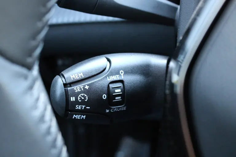 Peugeot 2008 1.2 PureTech 100PK Allure Navigatie, Camera Achter, Draadloze telefoonlader, Parkeerhulp voor en achter afbeelding 23
