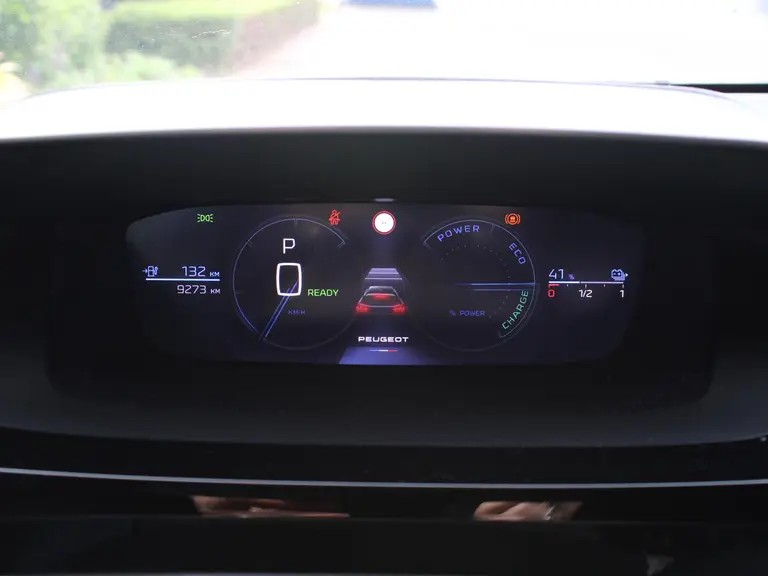 Peugeot e-308 SW GT 54 kWh 156PK Navigatie, Achteruitrijcamera, Stoel en Stuurverwarming, Parkeersensoren Voor & Achter afbeelding 17