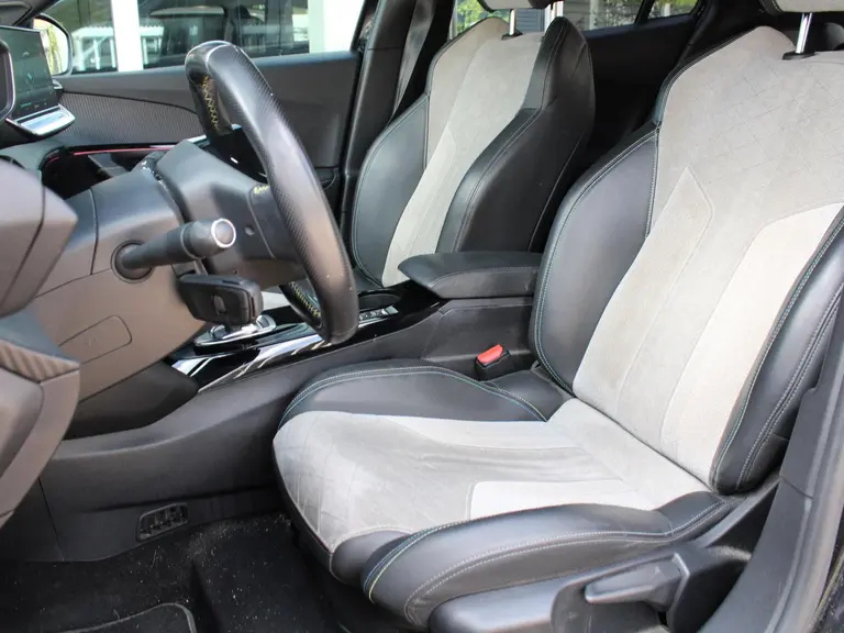 Peugeot e-2008 EV GT Pack 50 kWh 136PK Automaat Alcantara bekleding, Stoelverwarming, Focal Hifi, Achteruitrijcamera afbeelding 29