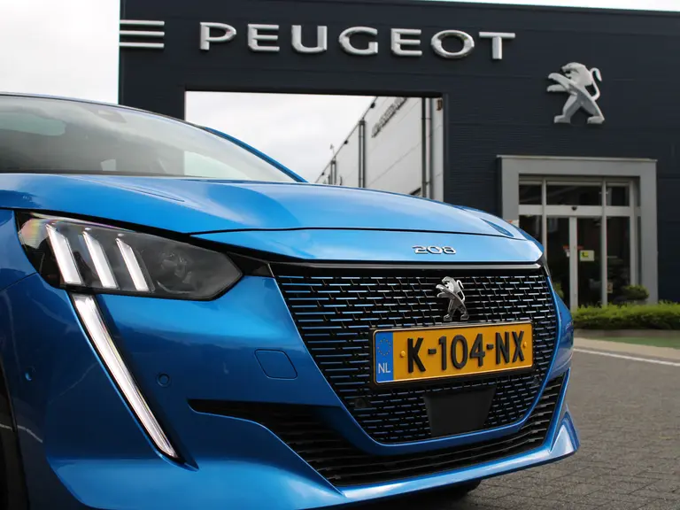 Peugeot e-208 GT Pack 50 kWh 136PK Navigatie, Alcantara Leder, Achteruitrijcamera, Keyless, Panoramadak, Parkeersensoren Voor & Achter afbeelding 3