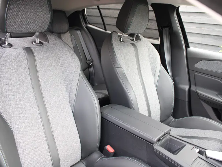 Peugeot 408 Allure 1.6 HYbrid 180PK EAT8 Automaat Navigatie, Rondomzichtcamera, Keyless, Parkeersensoren Voor & Achter, Draadloze Telefoonlader afbeelding 15