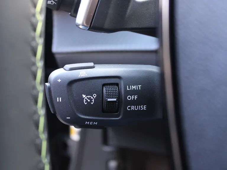 Peugeot 2008 GT 1.2 Hybrid 145PK Automaat Navigatie, Camera 360, Adaptieve cruise control, Lichtmetalen velgen afbeelding 46
