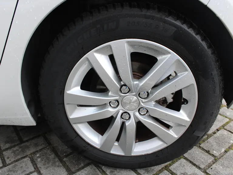Peugeot 308 1.2 PureTech Active Trekhaak, Climat control, Cruise control, Allseasonbanden, Lichtmetalen velgen afbeelding 17