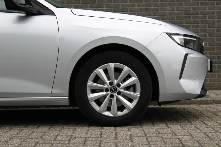 Opel Astra Sports Tourer 1.2 Level 2 Cruise en Climate Control, Parkeersensoren Voor en Achter, Navigatie afbeelding 28