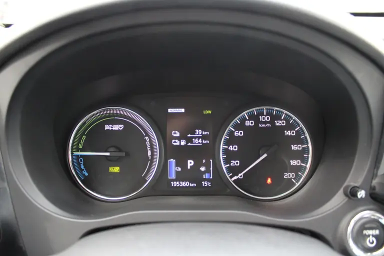 Mitsubishi Outlander 2.0 PHEV instyle+ Cruise/Climate control, Trekhaak, Sch.kanteldak,  Navigatie, Camera, Parkeersensoren Hybride batterij capaciteit: 34,2 Ah. Trekgewicht 1.500 kg. afbeelding 14