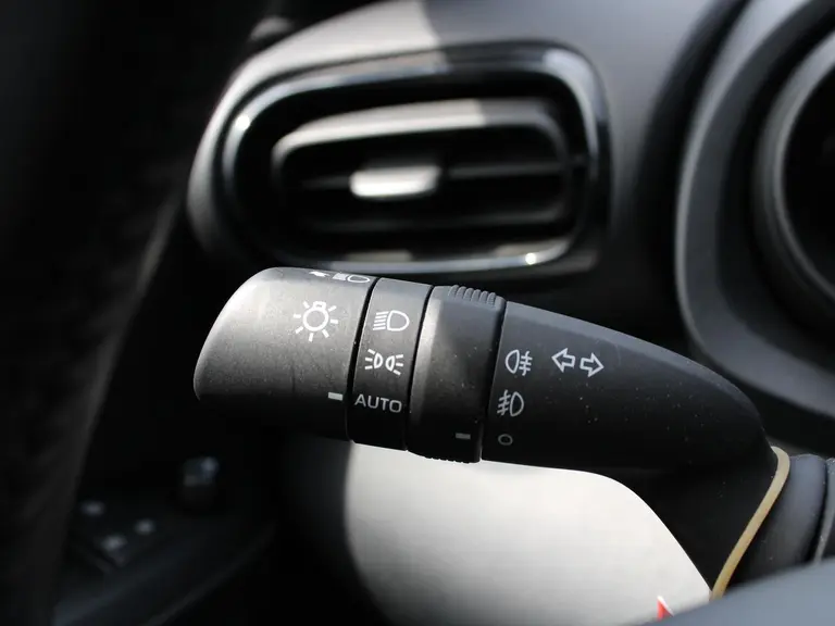 Toyota Yaris Dynamic 1.5 Hybrid 115PK Automaat Lichtmetalen velgen, Achteruitrij camera, Climate Control, KeylessEntry, AppleCarplay/Android Auto Navigatie afbeelding 27