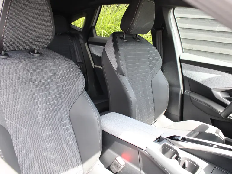 Peugeot 3008 Allure 1.2 Hybrid 145PK e-DCS6 Automaat Navigatie, Achteruitrijcamera, Keyless Entry & Start Stoelverwarming, Apple Carplay, Android Auto afbeelding 13