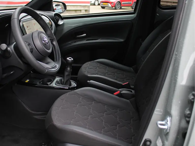 Toyota Aygo X 1.0 VVT-i MT Envy Cruise Control Adaptief, Achteruitrijcamera, Navigatie, Parkeersensoren Voor en Achter afbeelding 29