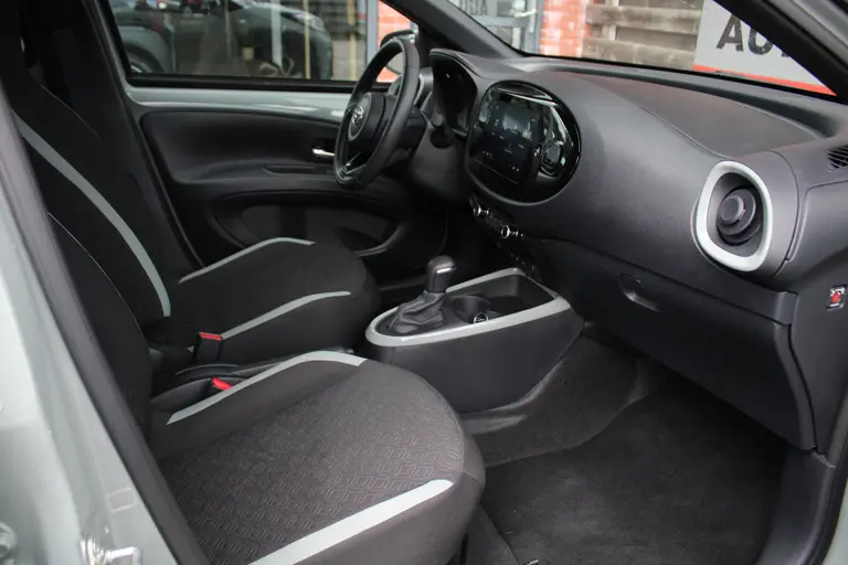 Toyota Aygo X 1.0 VVT-i S-CVT Pulse Automaat Achteruitrijcamera, Parkeersensoren Voor en Achter, Cruise Control Adaptief, Stoelverwarming afbeelding 20
