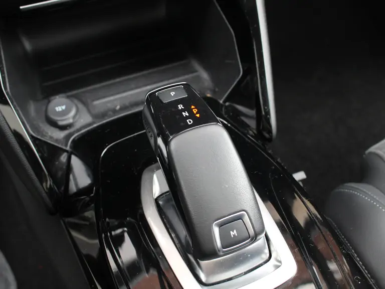 Peugeot 2008 1.2 PureTech 130PK EAT8 GT Pack Camera, Trekhaak, Dode hoekbewaking, Keyless entry afbeelding 30