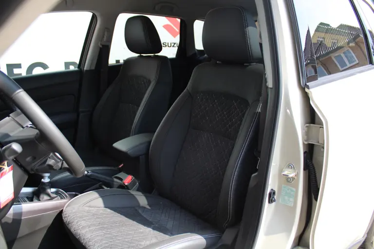 Suzuki Vitara 1.4 Boosterjet Style Smart Hybrid Navigatie, Cruise Control Adaptief, Achteruitrijcamera, Parkeersensoren Voor en Achter afbeelding 5