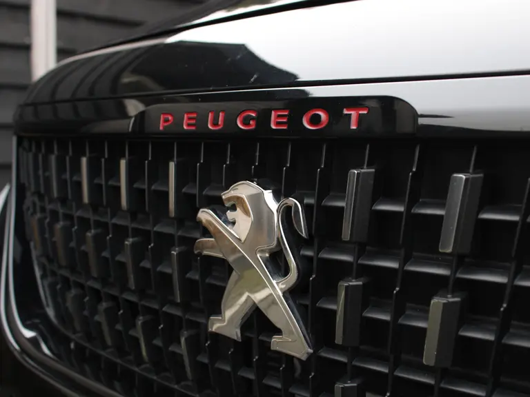 Peugeot 2008 1.2 PureTech GT-Line 110PK EAT6 Automaat Panoramadak, Camera Achter, Parkeerhulp achter, Lichtmetalen velgen afbeelding 4