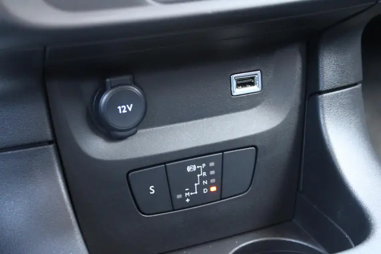 Citroën C3 1.2 PureTech Max 110pk, Automaat, Applecarpl./Andr. Auto, Navigatie, Cruise/Climate Control, Achteruitrijcamera afbeelding 27