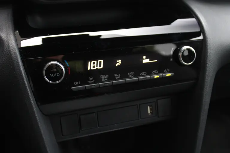 Toyota Yaris Cross 1.5 Hybrid Dynamic Navigatie, Achteruitrijcamera, Climate Control, Bluetooth afbeelding 22