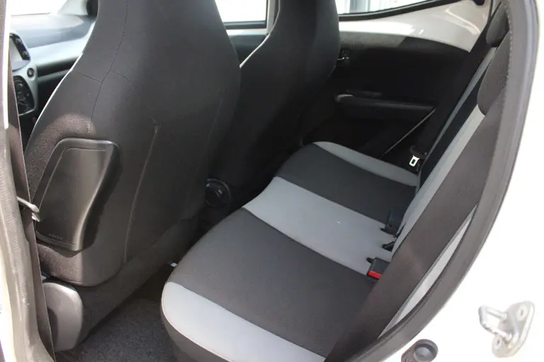Toyota Aygo 1.0 VVT-i x-play Achteruitrijcamera, Airco, Bluetooth, Elektrische Ramen afbeelding 14