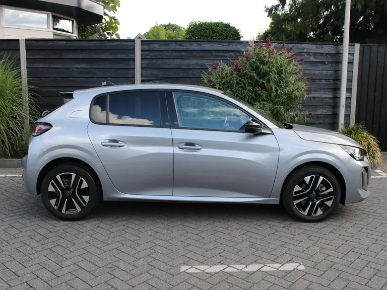 Peugeot 208 Allure 1.2 Hybrid 100PK e-DCS6 Automaat Keyless, Navigatie, Achteruitrijcamera, Stoelverwarming, Adaptieve Cruise Control afbeelding 8