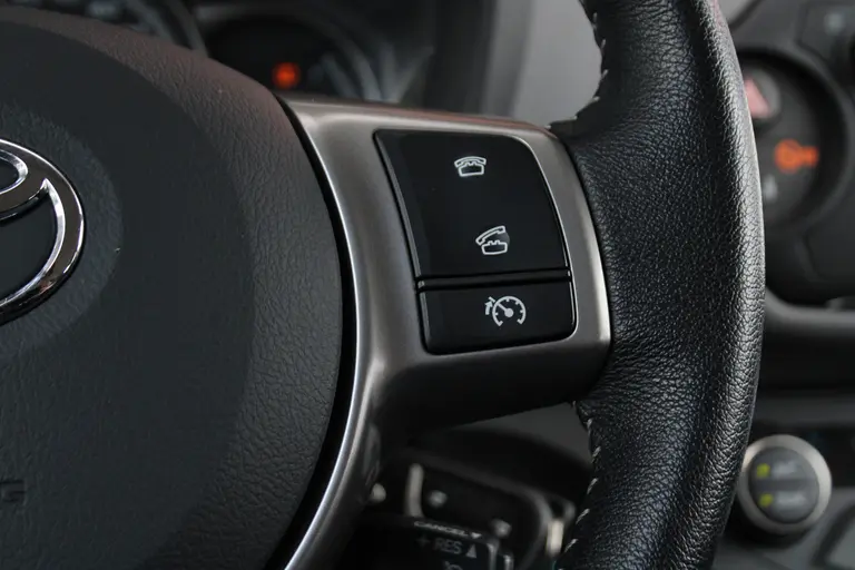 Toyota Yaris 1.3 100PK VVT-i Aspiration Cruise Control, Achteruitrijcamera, Bluetooth, Elektrische Ramen afbeelding 28