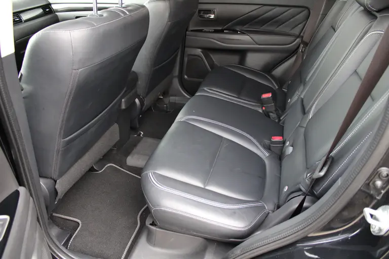 Mitsubishi Outlander 2.0 PHEV instyle+ Cruise/Climate control, Trekhaak, Sch.kanteldak,  Navigatie, Camera, Parkeersensoren Hybride batterij capaciteit: 34,2 Ah. Trekgewicht 1.500 kg. afbeelding 31