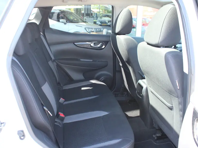 Nissan QASHQAI 1.2 N-Connecta Trekhaak, Panoramadak, Cruise control, Climate control, Parkeercamera afbeelding 9