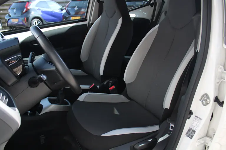 Toyota Aygo 1.0 VVT-i x-play Achteruitrijcamera, Bluetooth, Airco, Apple Carplay/Android Auto afbeelding 6