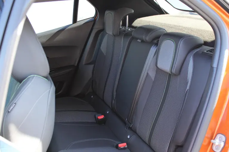 Peugeot 2008 1.2 PureTech GT 130PK Achteruitrijcamera, Navigatie, Cruise Control, Parkeersensoren afbeelding 6
