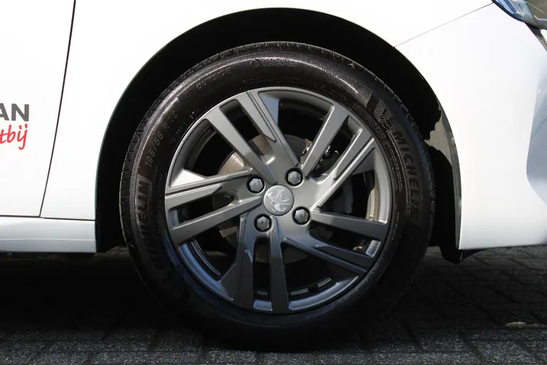 Peugeot 208 1.2 PureTech Active Pack 75pk, Applecarpl./Andr. Auto, Airco, Navigatie, Parkeersensor achter afbeelding 31