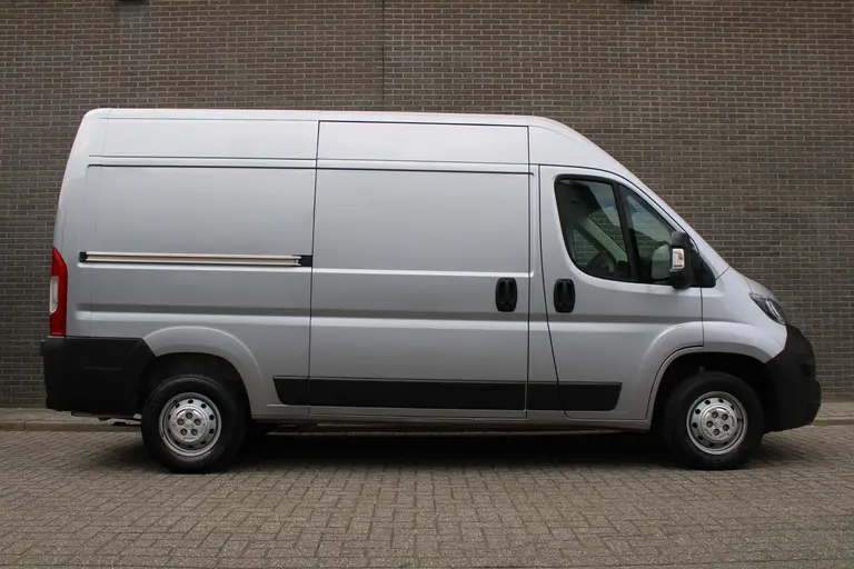 Peugeot Boxer 330 2.2 BlueHDi 140 L2H2 Asphalt CruiseControl, Trekhaak, Airco, Navigatie, Achteruitrijcamera, DAB Radio afbeelding 2