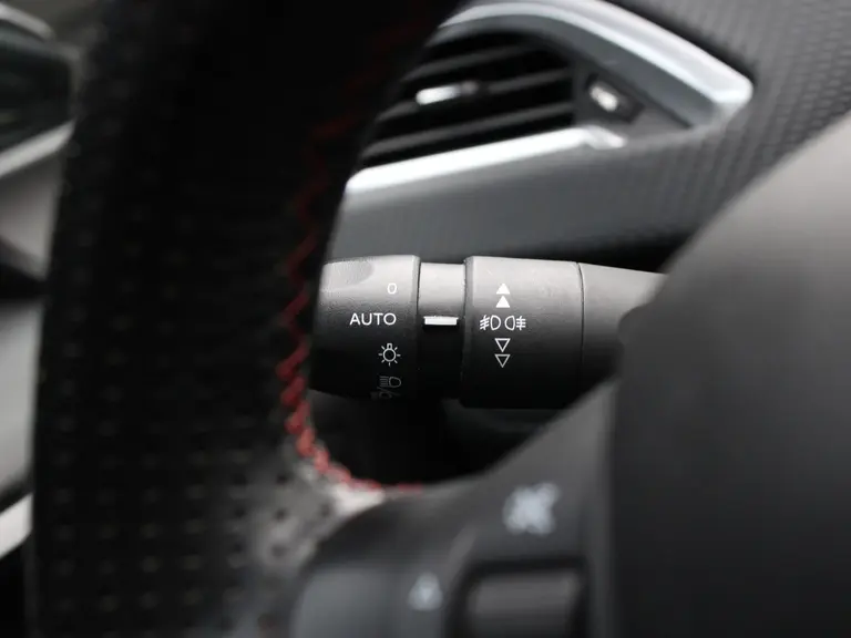 Peugeot 2008 GT-Line 1.2 PureTech 110PK EAT6 Automaat Panoramadak, Camera Achter, Parkeerhulp achter, Lichtmetalen velgen afbeelding 19