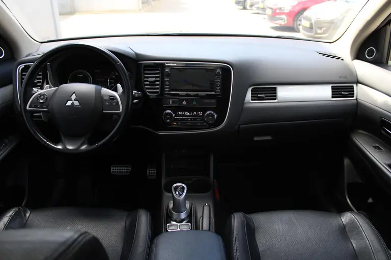 Mitsubishi Outlander 2.0 PHEV Instyle Cruise/Climate control, Navigatie, Trekhaak, Elek.schuifdak, Leder int.,  Stoel verwarming Trekgewicht 1.500 KG! afbeelding 21