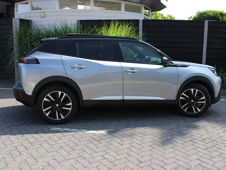Peugeot 2008 GT Pack 1.2 PureTech 130PK EAT8 Automaat Panoramisch schuifkanteldak, Luxe Alcantara bekleding, Focal Hifi, Trekhaak afbeelding 8