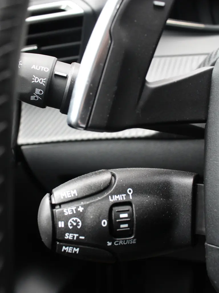 Peugeot 208 Hybrid 100PK e-DCS6 Allure Automaat Navigatie, Camera achter, Stoelverwarming afbeelding 17