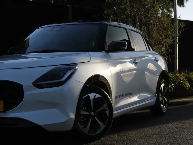Suzuki Swift Style 1.2 Smart Hybrid 85PK CVT Automaat Two-Tone dak, Climate Control, Navigatie, Lichtmetalen velgen, Zwarte Wielkast randen afbeelding 2