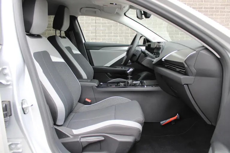 Opel Astra Sports Tourer 1.2 Level 2 Cruise en Climate Control, Parkeersensoren Voor en Achter, Navigatie afbeelding 26