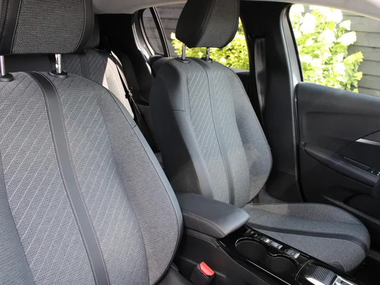 Peugeot 208 Allure 1.2 Hybrid 100PK e-DCS6 Automaat Keyless, Navigatie, Achteruitrijcamera, Stoelverwarming, Adaptieve Cruise Control afbeelding 14