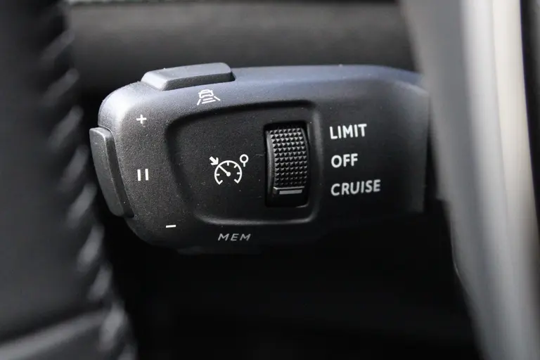 Peugeot 208 Allure 1.2 Hybrid 100PK e-DCS6 Automaat Navigatie, Achteruitrijcamera, Stoelverwarming, Adaptieve Cruise Control afbeelding 35