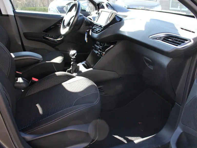 Peugeot 208 1.2 PureTech Tech 110PK Edition 5-drs Parkeerhulp voor en achter met camera, Navigatie, Apple Carplay/AndroidAuto, Panoramadak afbeelding 34