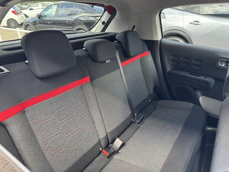 Citroën C3 Shine 1.2 PureTech 82PK Navigatie, Achteruitrijcamera, Keyless, Stoelverwarming, Parkeersensoren afbeelding 14