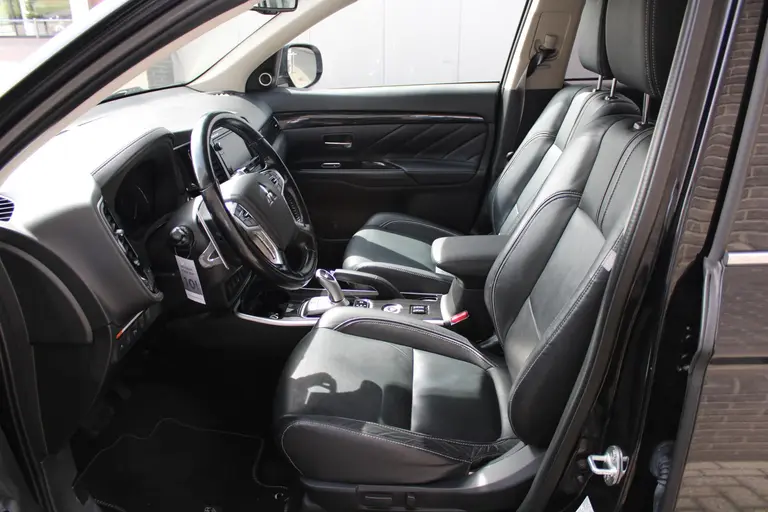 Mitsubishi Outlander 2.0 PHEV instyle+ Cruise/Climate control, Trekhaak, Sch.kanteldak,  Navigatie, Camera, Parkeersensoren Hybride batterij capaciteit: 34,2 Ah. Trekgewicht 1.500 kg. afbeelding 10