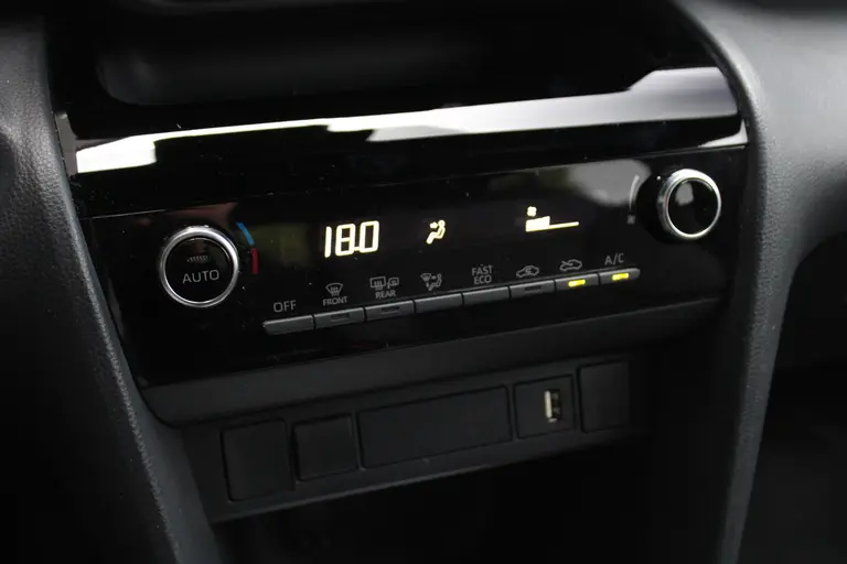 Toyota Yaris Cross 1.5 Hybrid Dynamic Navigatie, Achteruitrijcamera, Climate Control, Bluetooth afbeelding 22