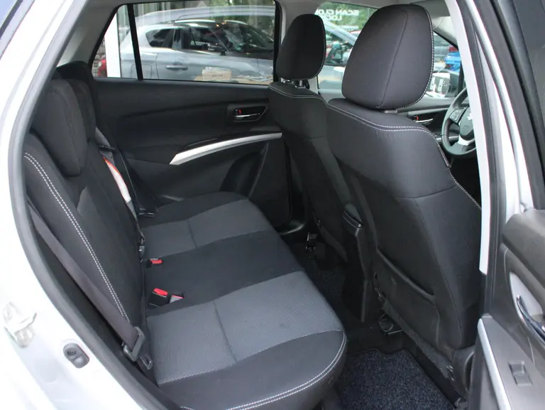 Suzuki S-Cross 1.6 Exclusive Trekhaak, Cruise control, Climate control, Allseasonbanden, Stoelverwarming afbeelding 9
