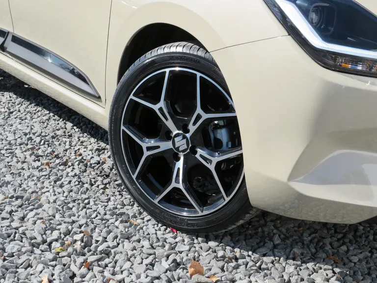 Suzuki Swift 1.2 Select Smart Hybrid, SPECIALE JUBILEUM EDITIE!! 17 inch velgen, Striping pakket en Shark Fin Antenne afbeelding 7